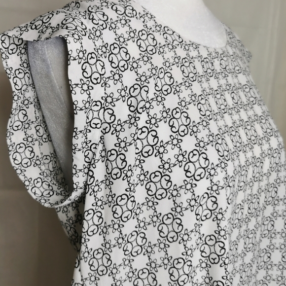 Pleione black & white geometric print short sleeve blous - Picture 4 of 4